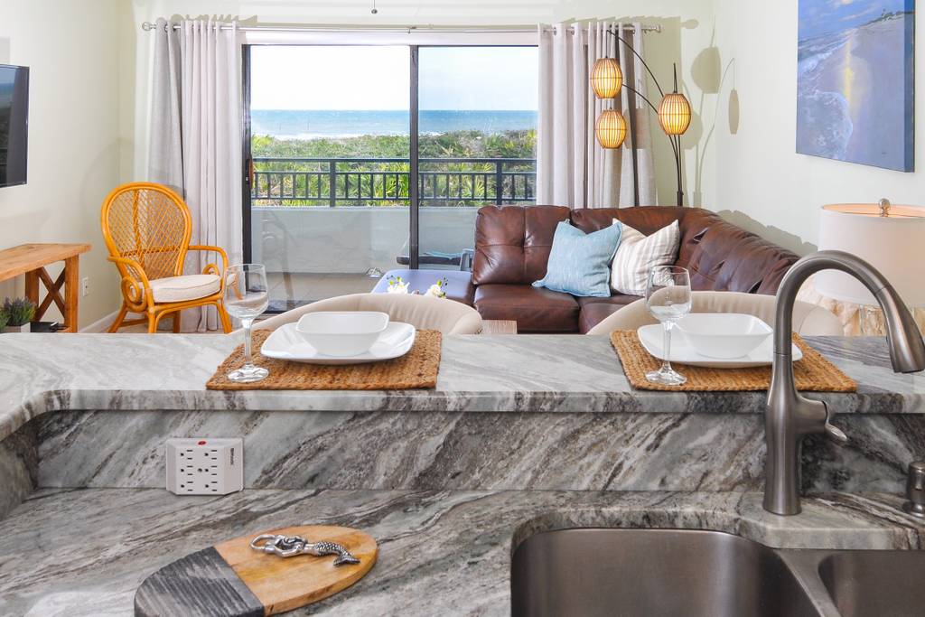 Fully equipped kitchen in beach condo